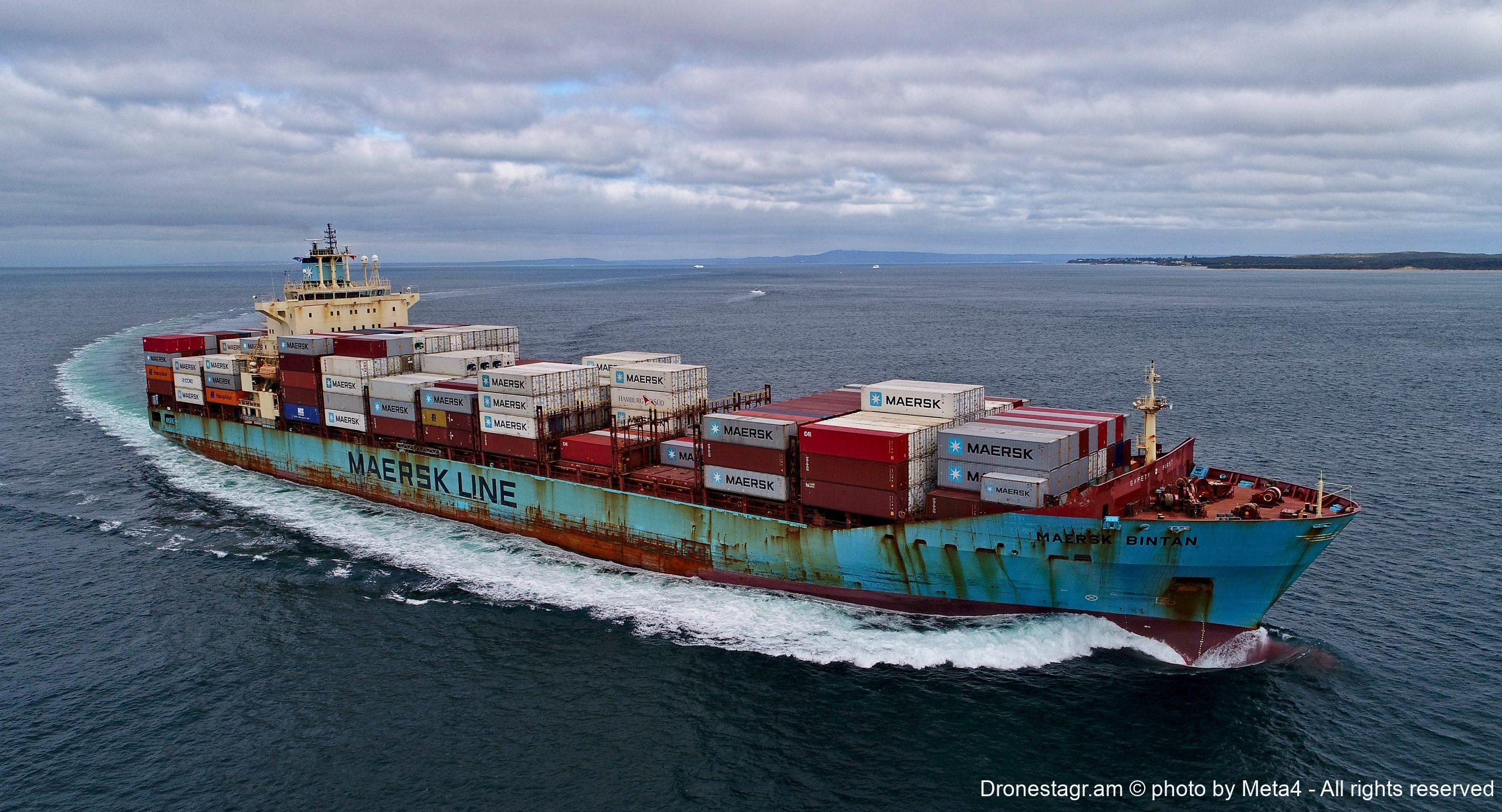 Maersk-Bintan-un-porte-conteneurs-de-224-metres-a-toute-vitesse