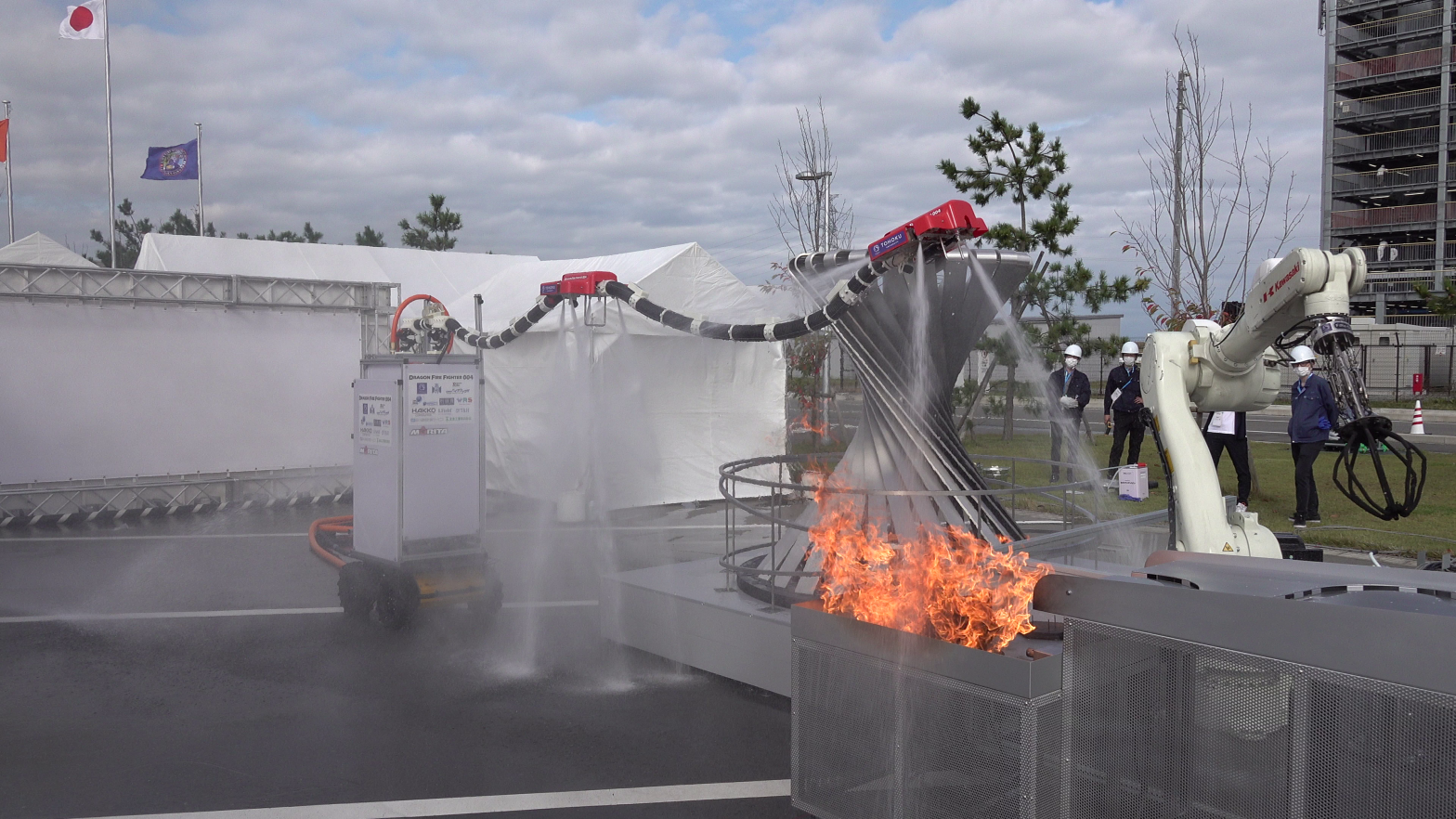 Robot de lutte contre l’incendie volant avec tuyau de pompier Dragon